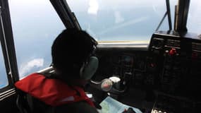 Un pilote indonésien menant des recherches pour retrouver la trace du Boeing 777 de la Malaysia Airlines disparu vendredi soir.