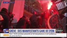 Des cheminots ont investi la gare de Lyon, des fumigènes allumés 