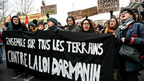 Des personnes manifestent contre la loi immigration, à Paris, le 14 janvier 2024