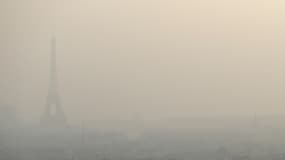 La Tour Eiffel et les toits de Paris pris dans un nuage de pollution le 11 mars 2014 