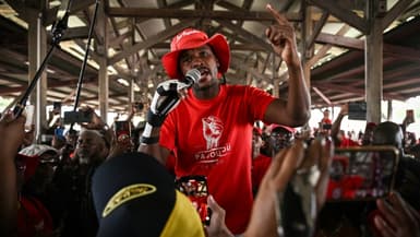 Rodrigue Petitot, président du Rassemblement pour la protection des peuples et des ressources afro-caribéens (RPPRAC), et leader du mouvement contre la vie chère en Martinique, lors d'un meeting à Fort-de-France le 19 octobre 2024