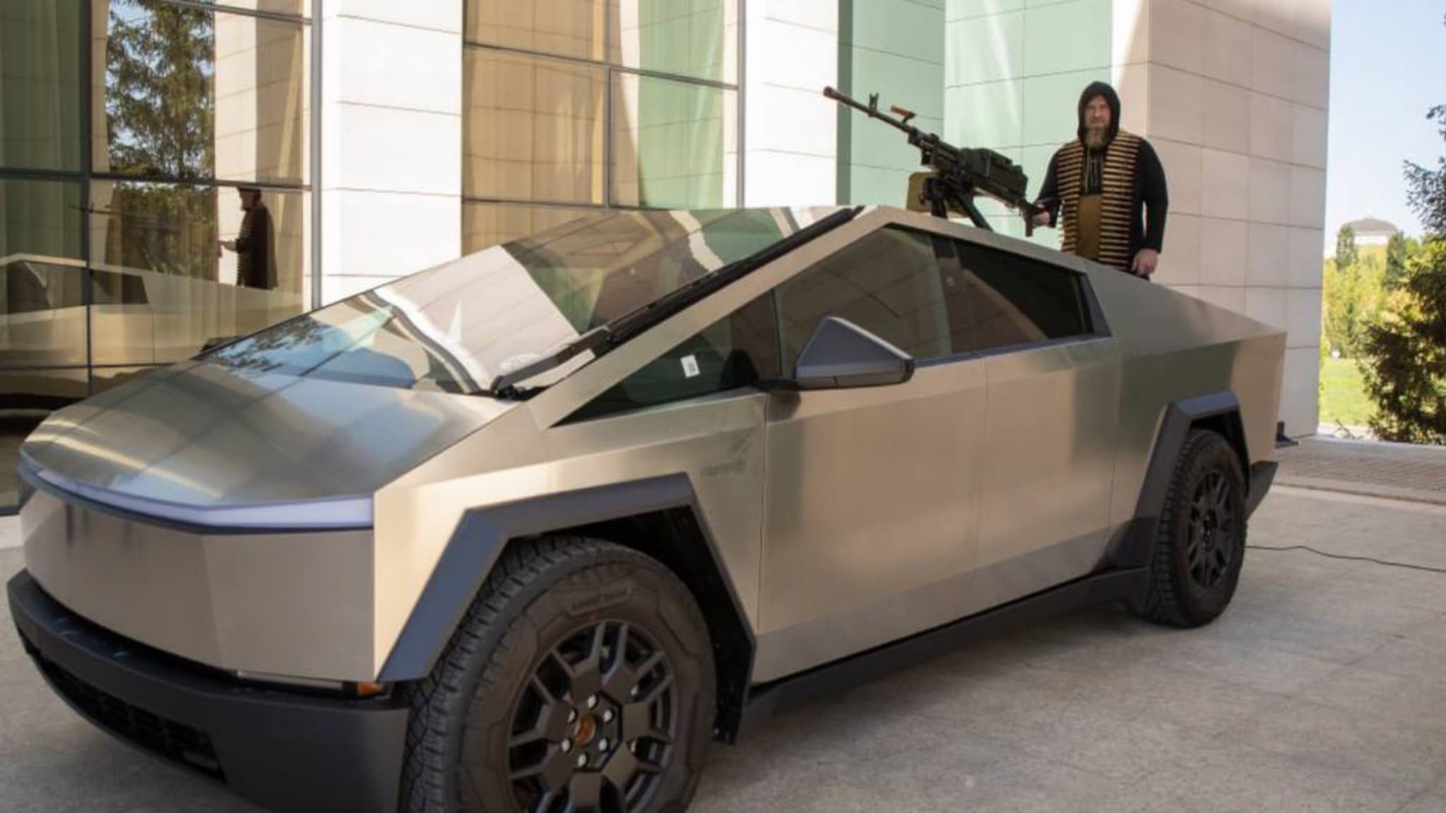 El checheno Ramzan Kadyrov en el Cybertruck armado con una ametralladora donada por Tesla y Elon Musk a Rusia.