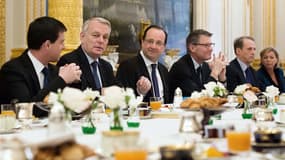 Installation officielle à l'Elysée par François Hollande de l'observatoire de la laïcité. En réaction à l'affaire de la crèche Baby loup, un projet de loi fixant les règles pour assurer le respect de la laïcité dans les établissements privés qui accueille