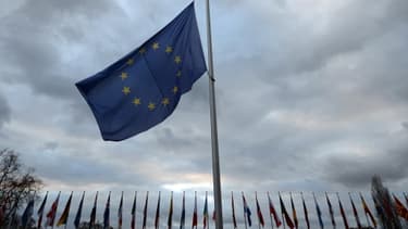 Bruxelles presse la France d'adopter une réforme des retraites, du marché du travail et de la fiscalité des entreprises.