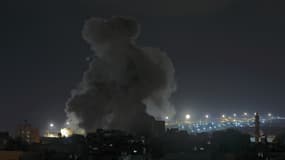 De la fumée s'élève après une frappe israélienne à Rafah, dans le sud de la bande de Gaza, le 6 août 2022.