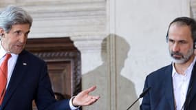 Le sécrétaire d'Etat américain John Kerry (à gauche) et le chef de la coalition syrienne Ahmed Moaz al-Khatib