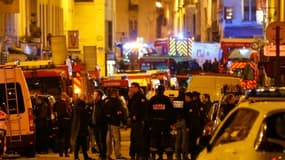 Secours et forces de sécurité dans la nuit du 13 au 14 novembre 2015 près du Bataclan à Paris