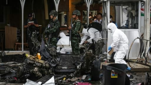 Des militaires et des experts de la police scientifiques devant un supermarché Big C à Pattani le 9 mai 2017