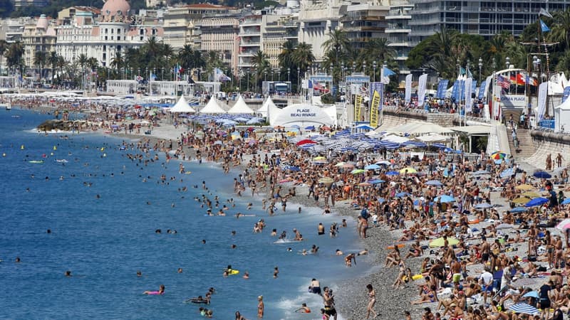 Chaque année, 5 millions de touristes viennent visiter Nice. 