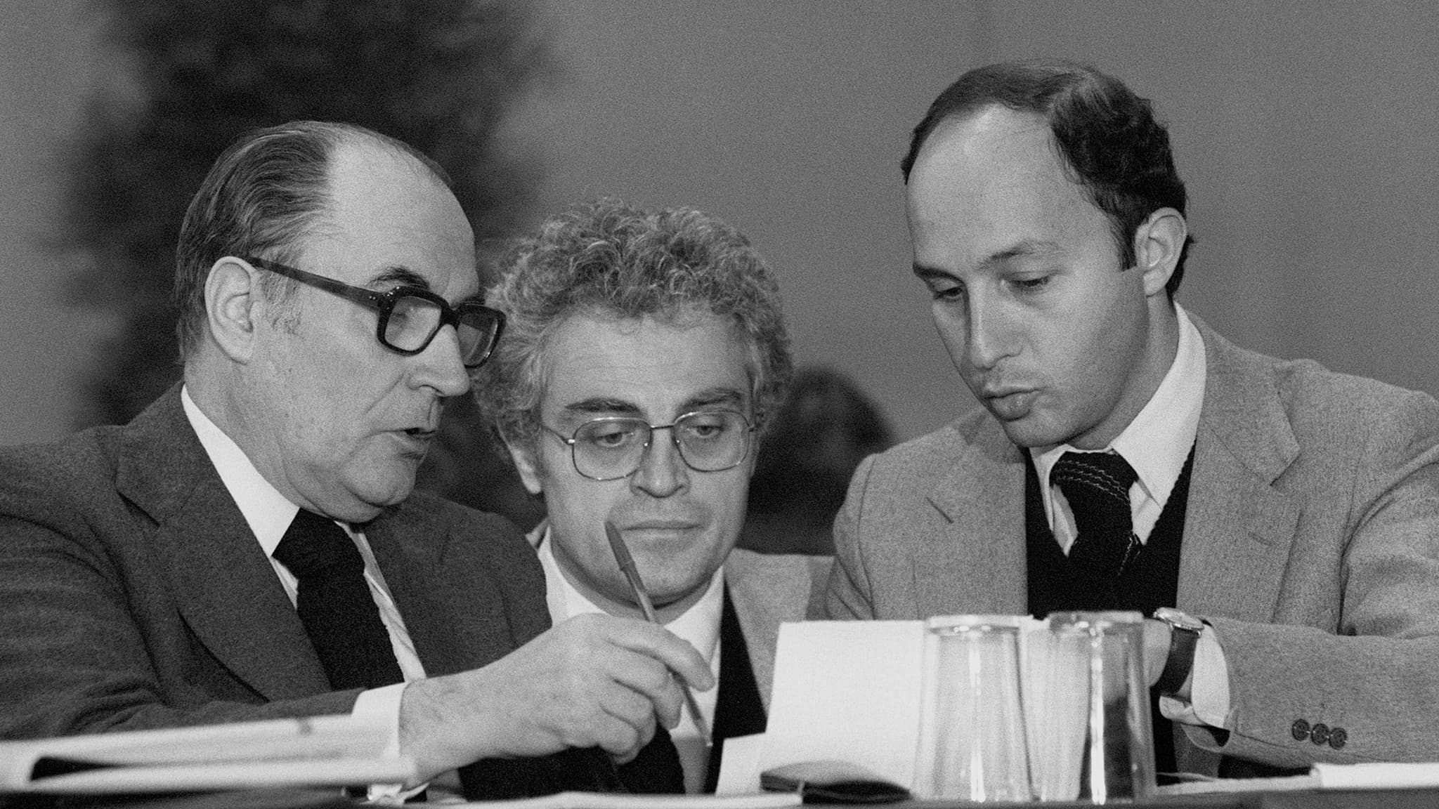 Filiation politique. Le président François Mitterrand discutant avec son Premier ministre, Laurent Fabius, sous le regard du premier secrétaire du PS, Lionel Jospin, le 19 décembre 1984.