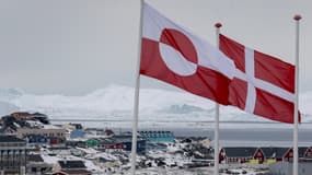 Un drapeau du Groenland (à gauche) flotte près du drapeau du Danemark le 11 mars 2025 à Ilulissat, au Groenland. 