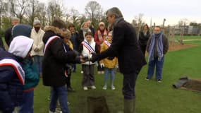 Une capsule temporelle a été scellée dans la commune de Cysoing (Nord) pour être rouverte dans 100 ans.