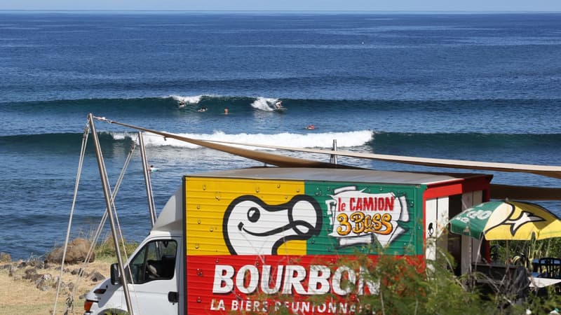 L'île de la Réunion, réputé pour ses spots de surf, perd son attractivité à cause des attaques de requins. 