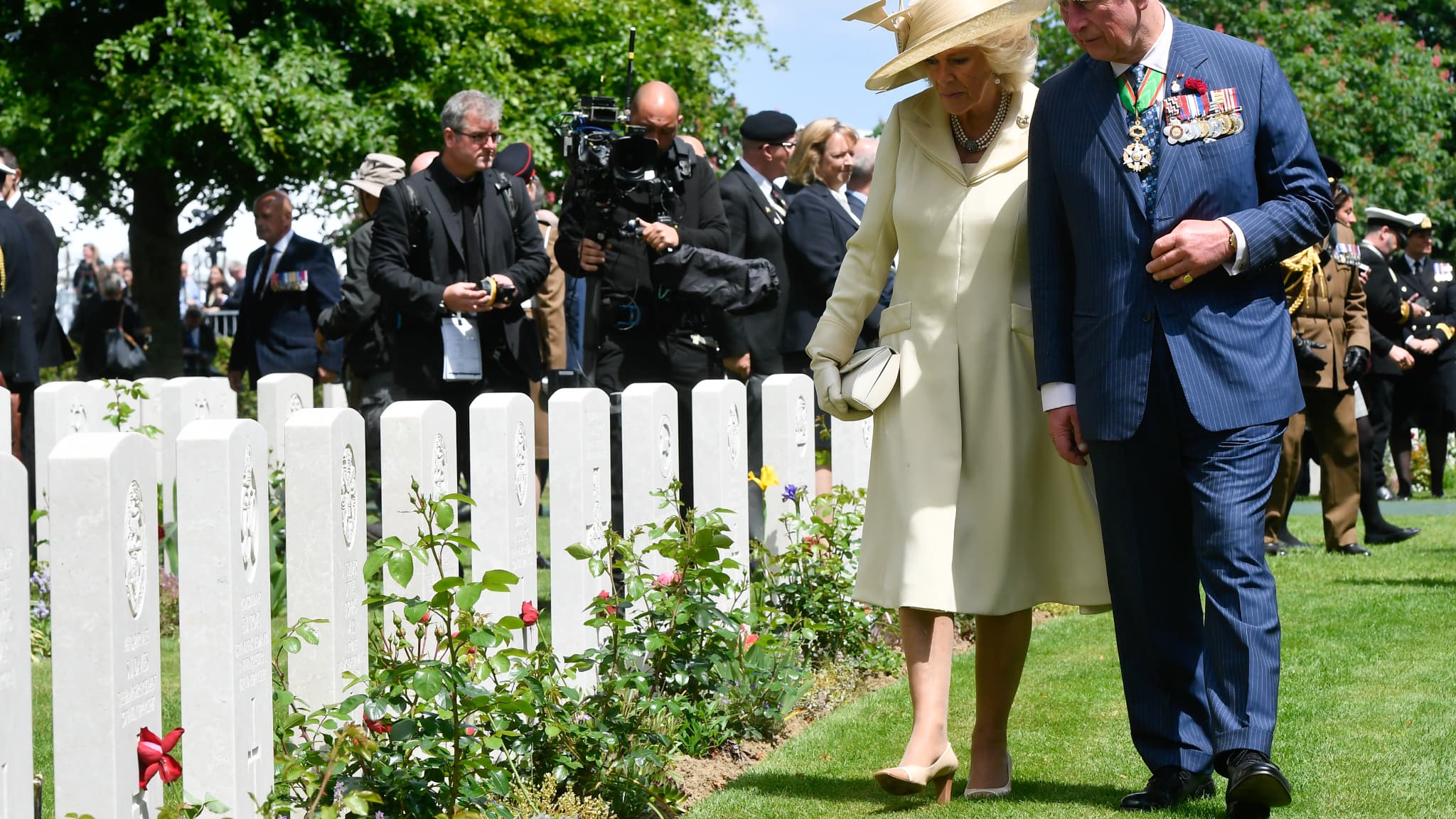 Charles et Camilla en visite au cimetière militaire du Commonwealth de Bayeux, en 2019.