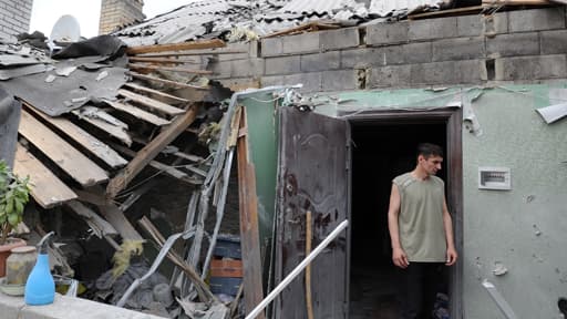 Un homme se tient dans les décombres d'une maison touchée par le bombardement à Donetsk.