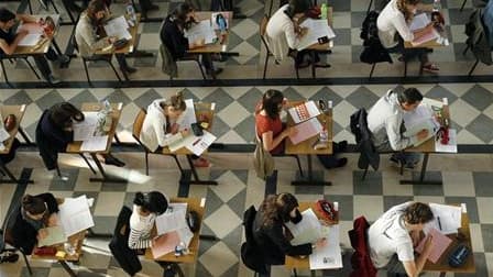 Le gouvernement a demandé jeudi aux jurys du baccalauréat scientifique de porter une "attention particulière" aux candidats dont la moyenne générale est légèrement inférieure aux seuils décisifs, après la fraude qui l'a obligé à modifier le barème de l'ép