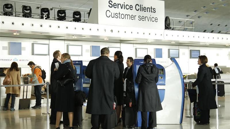Les agents de sécurité aéroportuaires ont reconduit lundi leur grève pour le onzième jour consécutif, sans incidence sur le trafic aérien français, en particulier à l'aéroport parisien de Roissy-Charles-de-Gaulle, a-t-on appris de source syndicale. Les sa