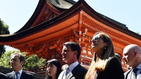 Le Premier ministre Manuel Valls et son épouse, Anne Gravoin, en visite officielle au Japon, le 3 octobre 2015.