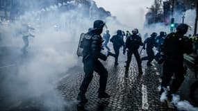 Action des forces de l'ordre sur les Champs-Élysées en marge des manifestations des gilets jaunes le 15 décembre 2018.