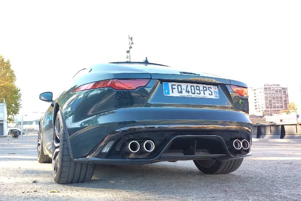 La F-Type R est du gabarit de la Porsche 911, avec 4,47 mètres de long. Elle ne dispose cependant pas, contrairement à la 911, de deux places à l'arrière. La F-Type R est du gabarit de la Porsche 911, avec 4,47 mètres de long. Elle ne dispose cependant pas, contrairement à la 911, de deux places à l'arrière.