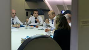 Emmanuel Macron en pleine réunion dans l'A330 présidentiel, lors du vol entre Sydney et Nouméa.