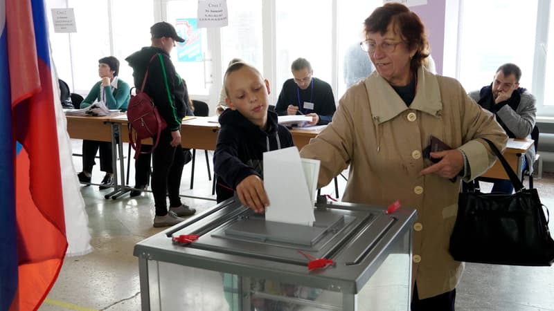 Une femme vote lors d'un "référendum" d'annexion en Ukraine à Marioupol