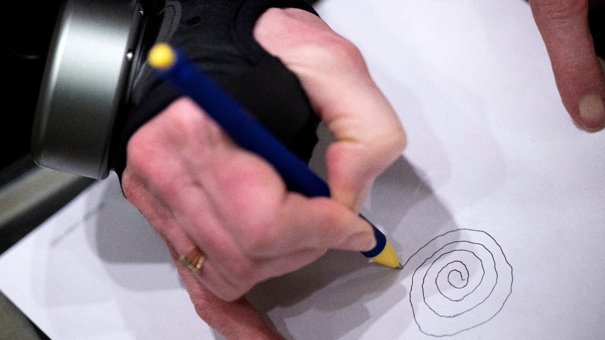Atteinte de la maladie de Parkinson, Roberta Wilson-Garrett porte le GyroGlove de GyroGear au CES de Las Veagas 2024. Atteinte de la maladie de Parkinson, Roberta Wilson-Garrett porte le GyroGlove de GyroGear au CES de Las Veagas 2024.