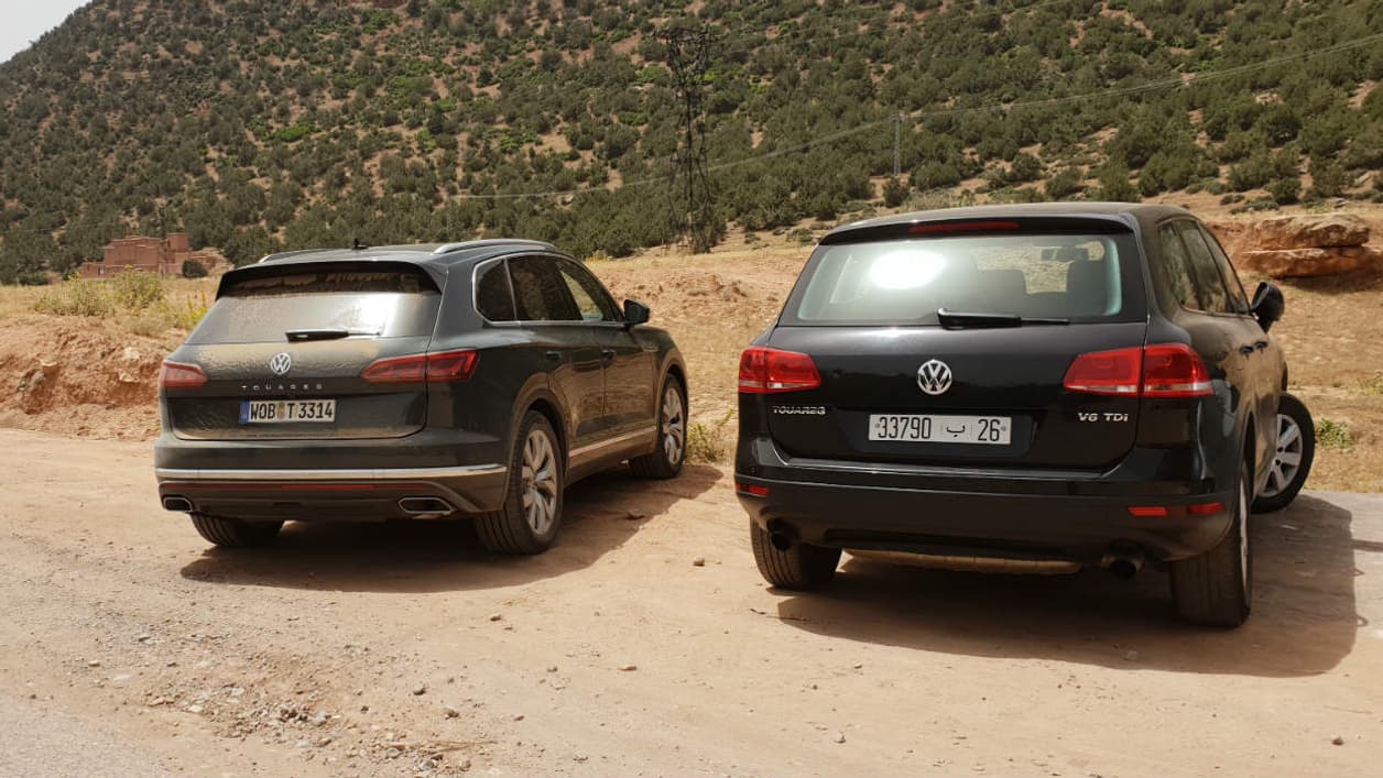 Le design plus fin des feux arrière Led et l'inscription "Touareg" suffisent à donner un coup de vieux à l'ancien (à droite), beaucoup plus carré. La nouvelle génération reprend les faux airs de SUV coupé, très à la mode ces derniers temps. Le design plus fin des feux arrière Led et l'inscription "Touareg" suffisent à donner un coup de vieux à l'ancien (à droite), beaucoup plus carré. La nouvelle génération reprend les faux airs de SUV coupé, très à la mode ces derniers temps.