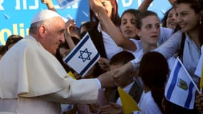 Le pape François entouré de jeunes Israëliens, le 25 mai 2014 à Jérusalem.