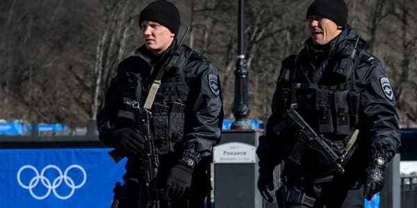 Des policiers russes patrouillent dans la station de montagne de Sotchi, le 2 février. Des policiers russes patrouillent dans la station de montagne de Sotchi, le 2 février.