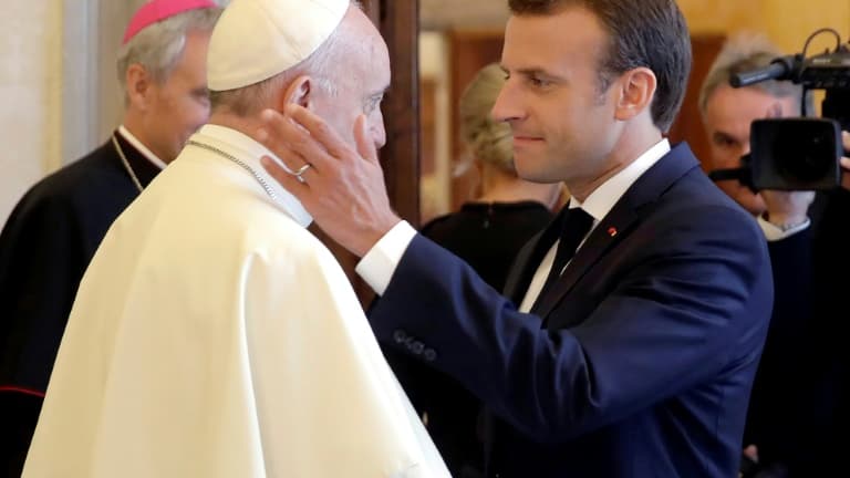 Le pape François (g) et le président Emmanuel Macron à l'issue d'une audience privée au Vatican, le 26 juin 2018