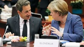 Nicolas Sarkozy et la chancelière allemande Angela Merkel, à Bruxelles. Les dirigeants de l'Union européenne ont accentué jeudi la pression sur la Grèce afin qu'Athènes adopte de nouvelles mesures d'austérité en échange d'un soutien financier accru, qui l