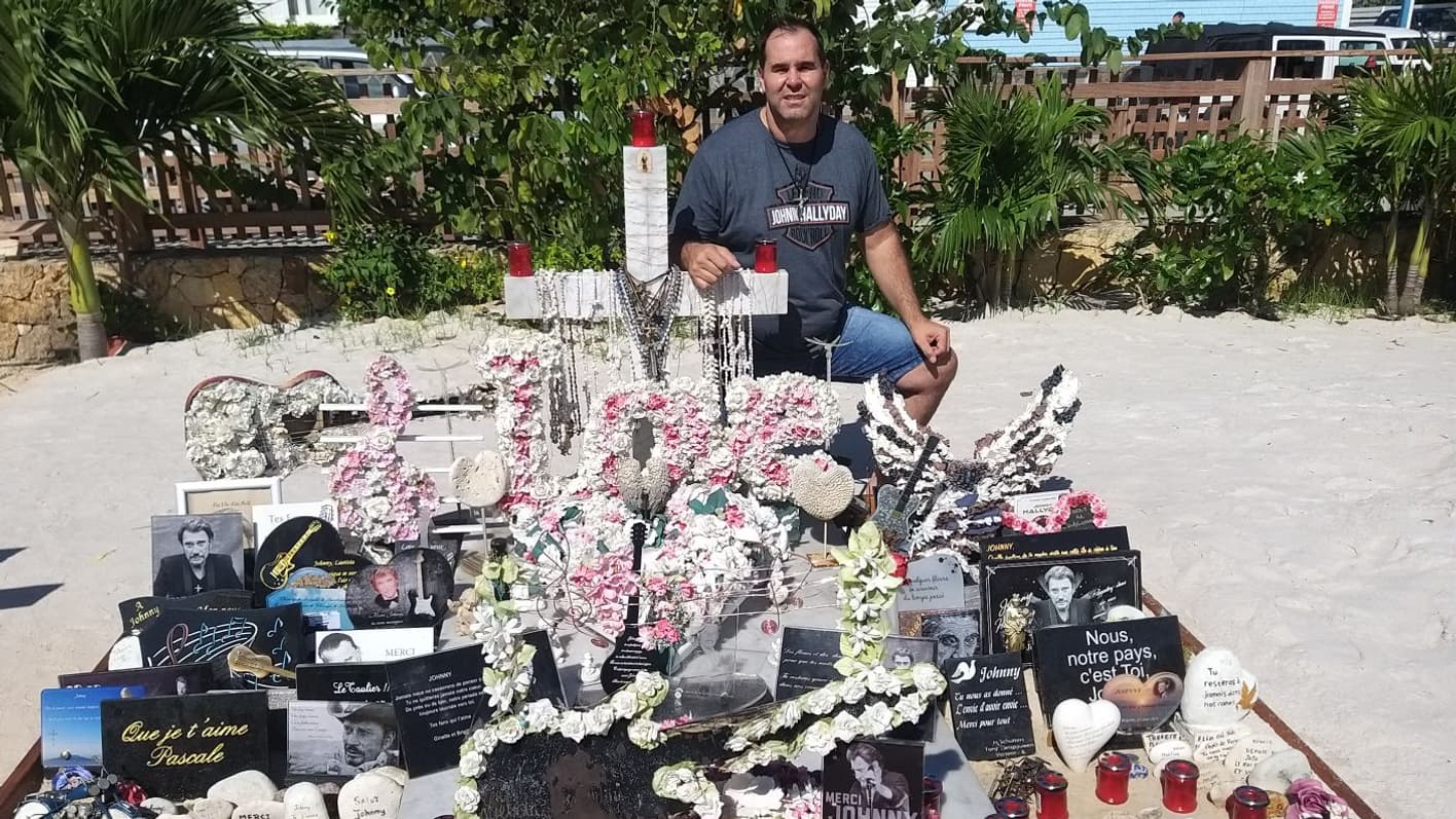 Cédric Leclerc, fan et grand collectionneur de Johnny Hallyday, sur sa tombe à Saint-Bart. 