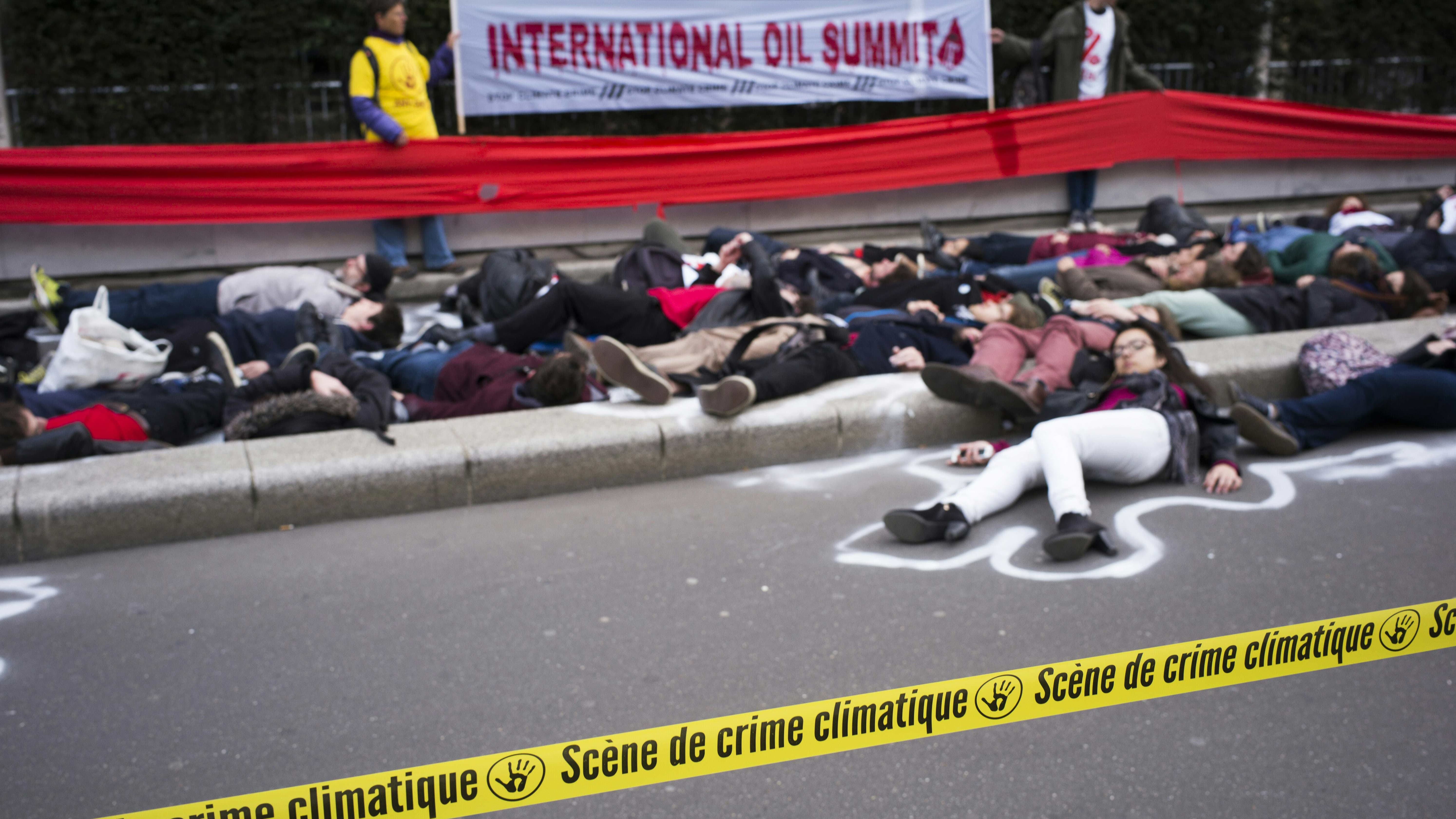 L'ouverture du sommet international du pétrole à Paris a été un peu retardée par la mobilisation de militants de plusieurs organisations écologistes.