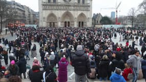 Des visiteurs dans la file d'attente sur le parvis de Notre-Dame le dimanche 29 décembre 2024.