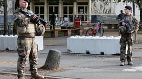 Des militaires devant le lycée Gambetta, à Arras