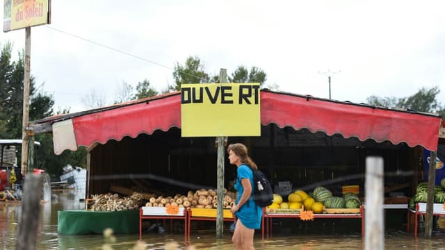 Dans une rue inondée de Codognan, dans le Gard, le 14 septembre 2021