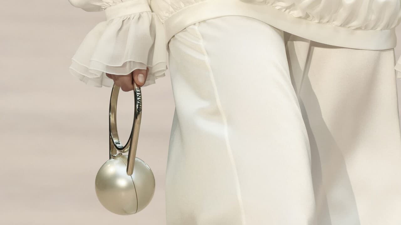 Focus sur les perles au défilé Chanel automnehiver 20252026