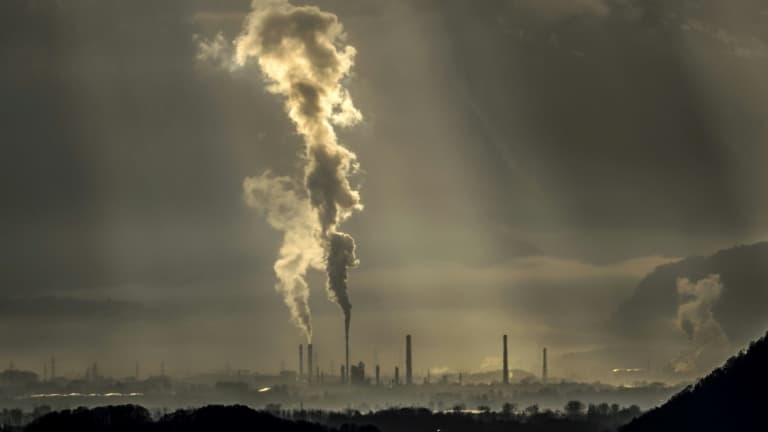 Des fumées de cheminées d'usine en Suisse le 11 décembre 2014