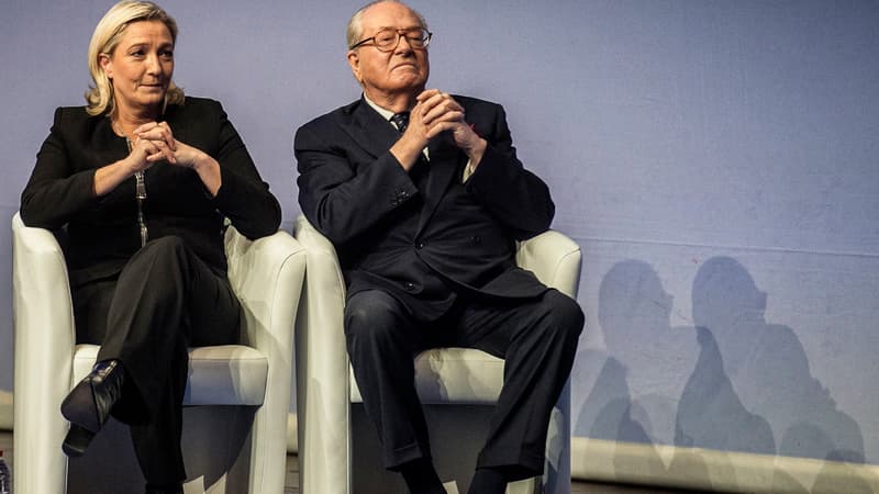 Jean-Marie et Marine Le Pen le 29 novembre 2014 lors du congrès du FN. 