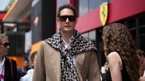 John Elkann, président-directeur général de Ferrari, se promène dans le paddock lors du Grand Prix de Formule 1 de l'Emilie-Romagne, qui se déroule sur le circuit Enzo et Dino Ferrari d'Imola, en Italie, le 19 mai 2024.