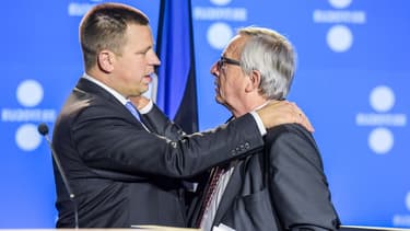 Le Premier ministre estonien, Juri Ratas, embrasse le président de la Commission européenne, Jean-Claude Juncker