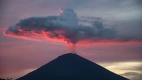 Le Mont Agung lors d'un coucher de soleil, le 30 novembre 2017