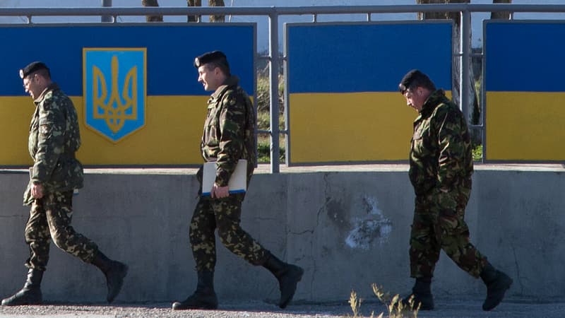 Des soldats russes devant le quartier général de la marine à Feodossia le 23 mars 2014.