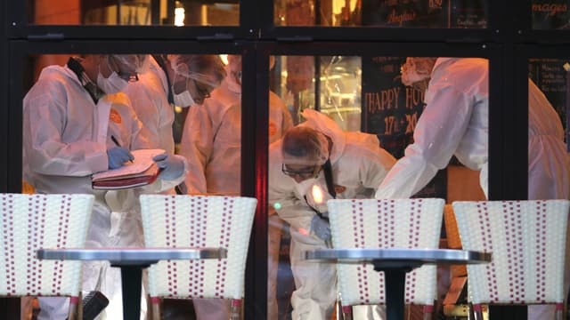 Des experts de la police scientifiques dans le bistrot "La Bonne Bière", ciblé par une attaque terroriste, le 14 novembre 2015.