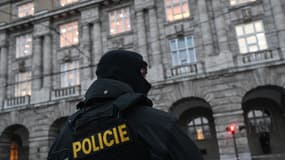 Un agent de police à Prague après la tuerie survenue à l'université Charles.