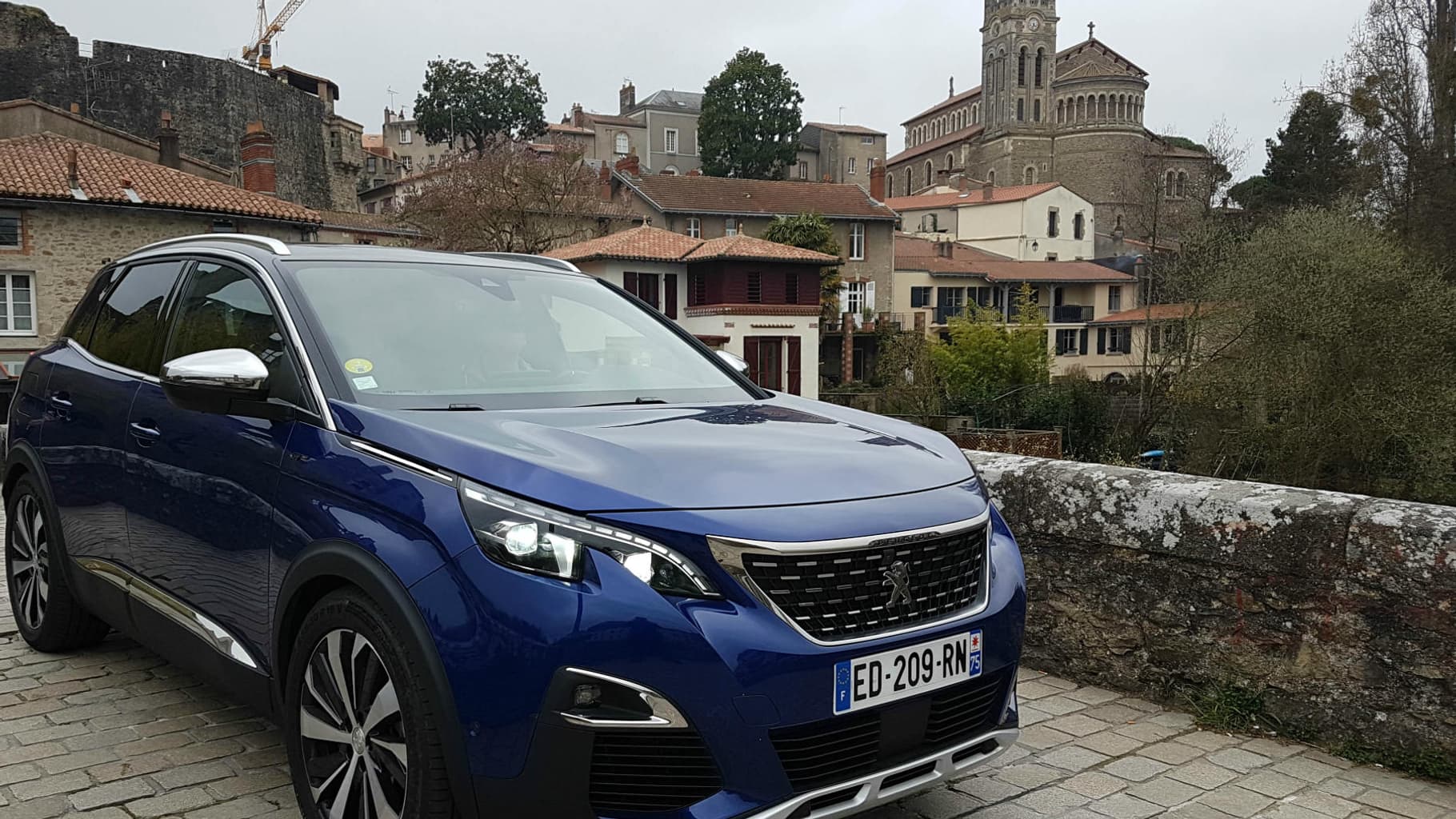 Avec ses lignes agressives et sa calandre imposante, ce 3008 GT a de l'allure. Avec ses lignes agressives et sa calandre imposante, ce 3008 GT a de l'allure.