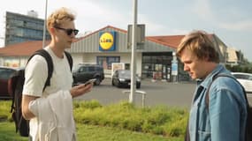 Les deux youtubers britanniques "Josh & Archie" prêts à faire l'expérience: peut-on économiser un peu d'argent en allant faire ses courses... en Pologne.