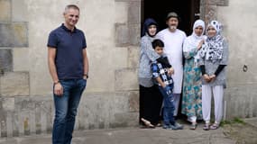 Thierry Communal pose avec la famille de la cycliste afghane Masomah Ali Zada