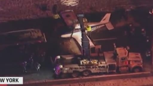 Un petit avion a dû se poser en urgence sur une autoroute du Bronx, à New York.